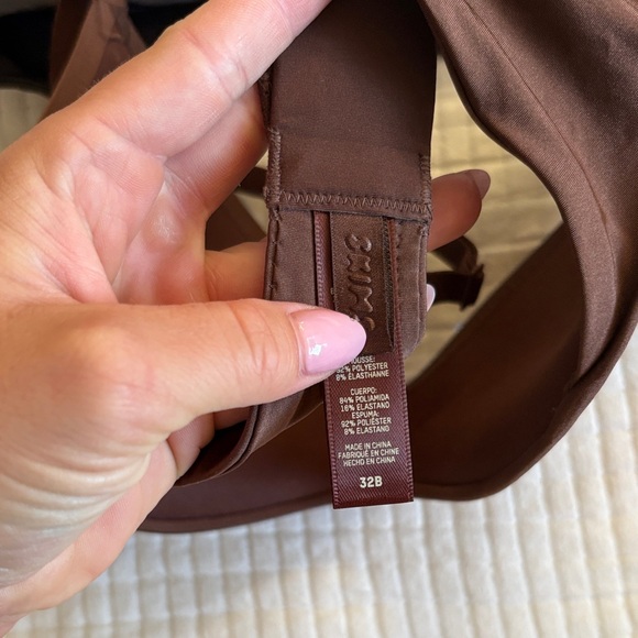 SKIMS Black and Brown Push-up Plunge Bra Set - Picture 3 of 6